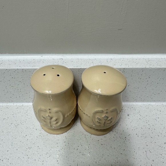 Skyrim Design Isabella Salt and Pepper Set - Picture 3 of 3